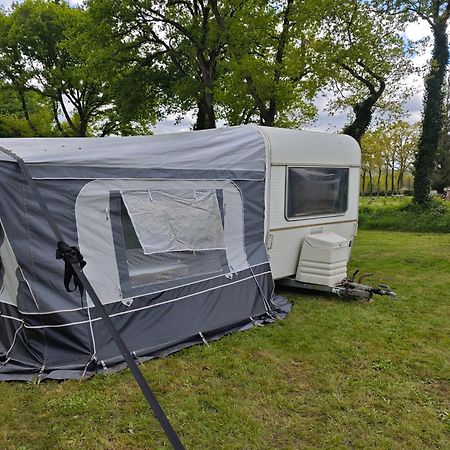 Camping Le Val Aux Fees - Broceliande Concoret エクステリア 写真