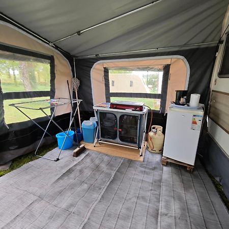 Camping Le Val Aux Fees - Broceliande Concoret エクステリア 写真