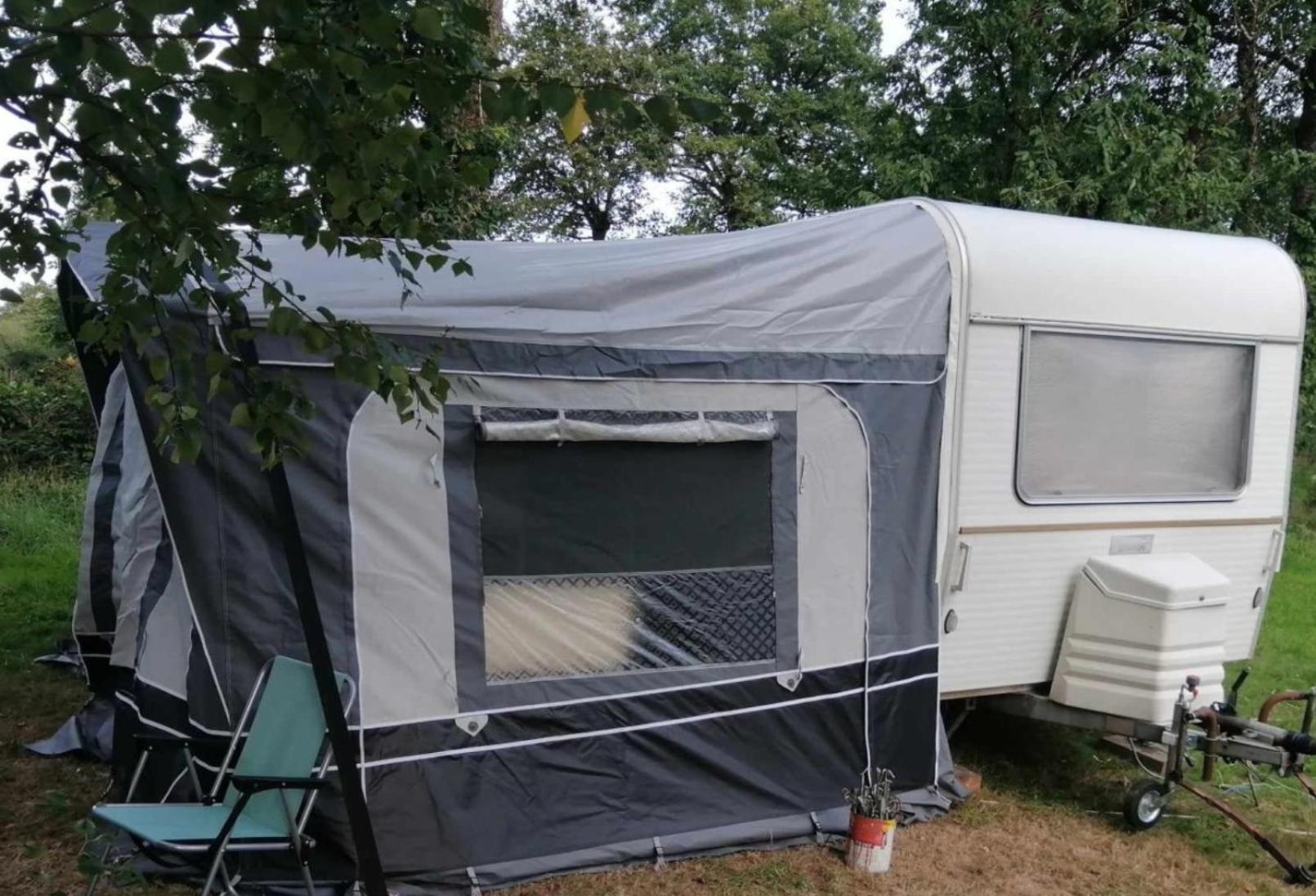 Camping Le Val Aux Fees - Broceliande Concoret エクステリア 写真
