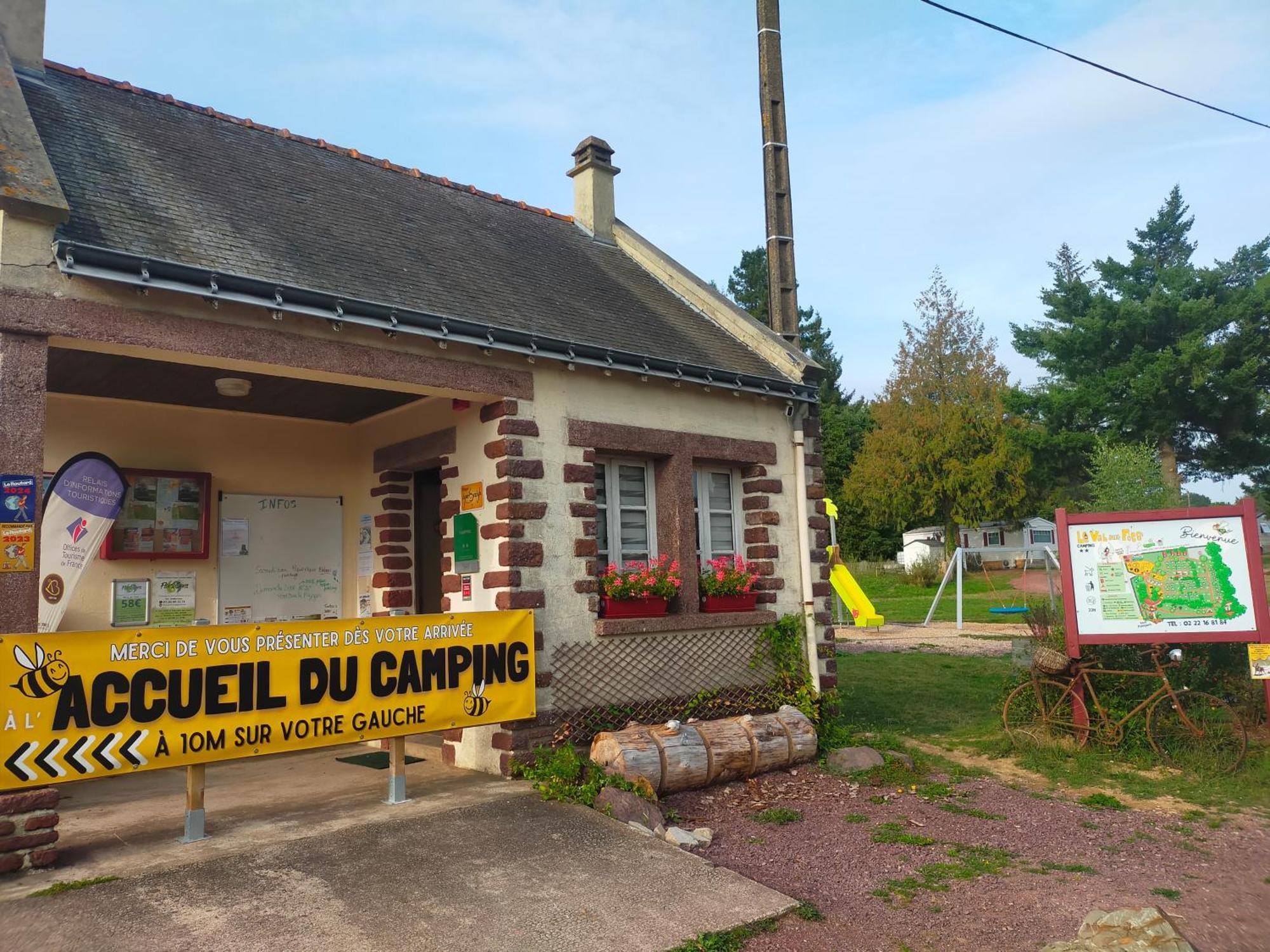 Camping Le Val Aux Fees - Broceliande Concoret エクステリア 写真