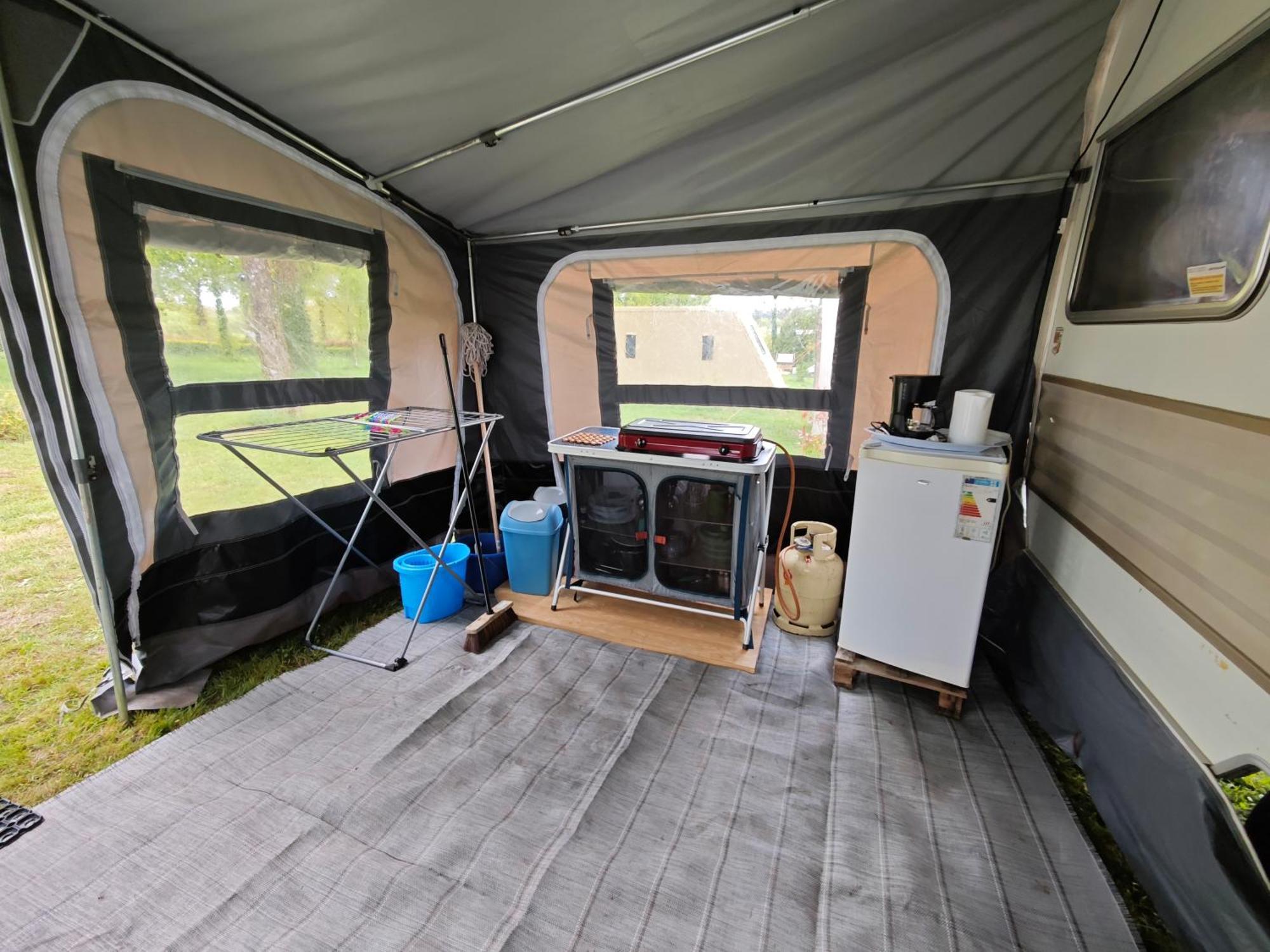 Camping Le Val Aux Fees - Broceliande Concoret エクステリア 写真